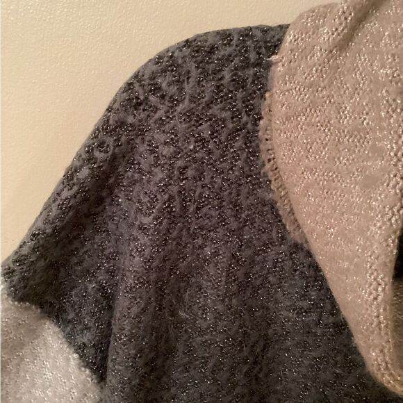 3 SISTERS SIZE M /L GRAY COLOR BLOCK COWL NECK ANIMAL PRINT  CROPPED SWEATER - Picture 4 of 6